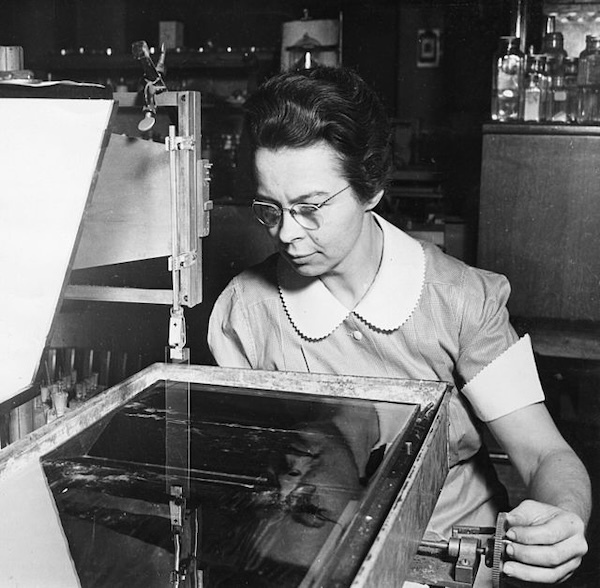 Katharine Burr Blodgett in her lab